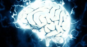mózg człowieka objęty więzami elektrycznymi na czarnym tle