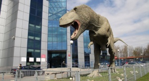 Replika tyranozaura przed Instytutem Nauk o Ziemi Uniwersytetu Śląskiego