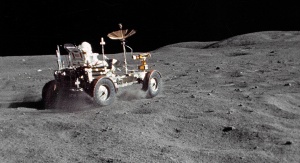 Łazik księżycowy NASA jadący po powierzchni Księżyca | Image credit NASA
