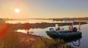 Łódź pontonowa o świcie cumująca przy brzegu rzeki | fot. Weronika Walkowiak