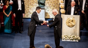 Didier Queloz otrzymujący Nagrodę Nobla w dziedzinie fizyki od  Króla Szwecji Karola XVI Gustawa, Sztokholm 10 grudnia 2019. © Nobel Media. Photo: Nanaka Adachi