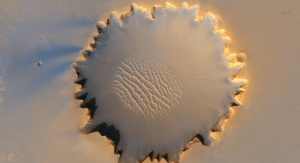 Krater Victoria w regionie Meridiani. Fot. NASA/JPL-Caltech/University of Arizona/Cornell/Ohio State University
