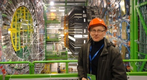 Prof. dr hab. Janusz Gluza przy Wielkim Zderzaczu Hadronów w CERN. Archiwum J. Gluza