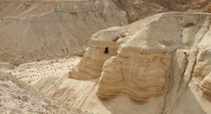 Nie opublikowano dotąd zdjęcia nowoodkrytej jaskini. Na zdjęciu jaskinia nr 4 w Qumran znaleziona 1952 roku. Kryła ponad 500 zwojów, które nosiły wyraźne ślady ukrywania w pośpiechu.