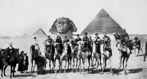 Gertrude Bell pomiędzy Winstonem Churchillem a T.E. Lawrencem podczas konferencji w Kairze 20 marca 1921 roku | Fot. George M. Gergoulas / Newcastle University Library, domena publiczna (Wikimedia Commons)