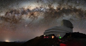 Nocny widon  na górę, na szczycie której stoi Obserwatorium im. Very C. Rubin, na niebie widać Drogę Mleczną | Image credit: Rubin Observatory/NSF/AURA/B. Quint