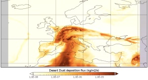 zarys mapy Europy z obszarami, nad które dotarł piasek z Afryki