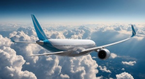 Samolot pasażerski lecący nad chmurami | fot. Freepik