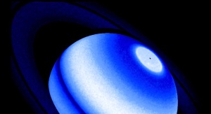 Ten złożony obraz w świetle UV pokazuje emisję wodoru, będącą dowodem na interakcję pomiędzy pierścieniami a górną warstwą atmosfery | Image credit: NASA, ESA, Lotfi Ben-Jaffel (IAP & LPL)