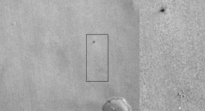 Ślad po nieudanym lądowaniu na Marsie. Zdjęcie przeslane przez sondę Mars Reconnaissance Orbiter (MRO). Fot. NASA/JPL-Caltech/MSSS