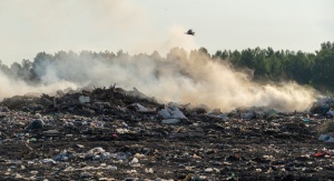 Śmieci palące się na wysypisku | fot. irinacliva - Freepik.com