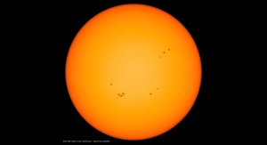 Obraz tarczy słonecznej z wyraźnie widocznymi plamami słonecznymi