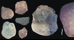 kamienne narzędzia prezentowane na czarnym tle