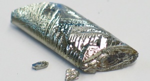 Kryształ telluru - srebrny wałek na szaroniebieskim podłożu