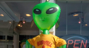 Typowe wyobrażenie kosmity w jednej z witryn sklepowych w Roswell (USA). Fot. Arleta Rynk