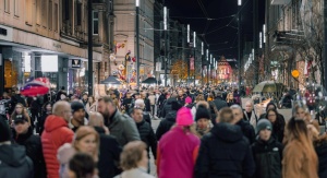 Zatłoczona ulica nocą | fot. jakubzerdzicki / Freepik