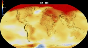 Obraz przedstawia anomalie globalnej temperatury powierzchni w 2021 roku. Temperatury wyższe niż normalne, zaznaczone na czerwono, można zaobserwować w regionach takich jak Arktyka. Temperatury niższe niż normalne są zaznaczone na niebiesko | Image Credit: NASA’s Scientific Visualization Studio/Kathryn Mersmann