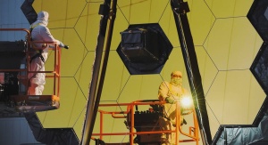 Inżynierowie przeprowadzają inspekcję białego światła w cleanroomie należącego do NASA Centrum Lotów Kosmicznych imienia Roberta H. Goddarda (Goddard Space Flight Center) w Greenbelt (Maryland, USA). Fot. NASA/Chris Gunn