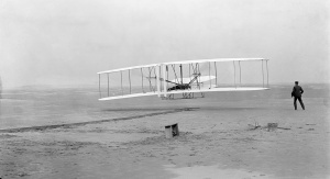 Bracia Wright podczas lotu samolotem własnej konstrukcji | fot. domena publiczna 