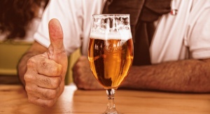 Zdjęcie przedstawia szklankę z piwem