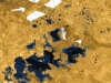Mapa północnego bieguna Tytana w fałszywych kolorach, ukazująca zbiorniki ciekłych węglowodorów. By NASA / JPL-Caltech / Agenzia Spaziale Italiana / USGS - http://photojournal.jpl.nasa.gov/catalog/PIA17655, Domena publiczna, https://commons.wikimedia.org/w/index.php?curid=30129843
