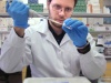 Mgr Marek Marzec przygotowuje próbki do analizy obecności zmutowanego allelu. Fot. Aleksandra Muszyńska