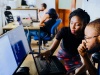 fot. Unsplash kobieta i mężczyzna siedzą przed komputerem