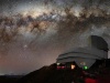Nocny widon  na górę, na szczycie której stoi Obserwatorium im. Very C. Rubin, na niebie widać Drogę Mleczną | Image credit: Rubin Observatory/NSF/AURA/B. Quint