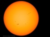 Obraz tarczy słonecznej z wyraźnie widocznymi plamami słonecznymi