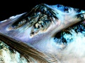 Woda w postaci ciemnych smug na stoku krateru na Marsie. Fot. NASA/JPL/University of Arizona