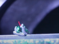 metolowe niewielkie figurki Yody i Dartha Vadera z Gwiezdnych wojen, trzymające laserowe miecze świetlne