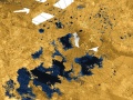 Mapa północnego bieguna Tytana w fałszywych kolorach, ukazująca zbiorniki ciekłych węglowodorów. By NASA / JPL-Caltech / Agenzia Spaziale Italiana / USGS - http://photojournal.jpl.nasa.gov/catalog/PIA17655, Domena publiczna, https://commons.wikimedia.org/w/index.php?curid=30129843