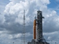 Rakieta NASA Space Launch System (SLS) ze statkiem kosmicznym Orion na pokładzie na szczycie mobilnej wyrzutni w Kennedy Space Center na Florydzie | Image credit: NASA/Joel Kowsky