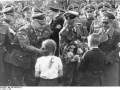 Od lewej: Wilhelm Koppe, Heinrich Himmler i Fritz Brach. Fot. Bundesarchiv, Bild 146-1969-052-27 / Unknown / CC-BY-SA 3.0 [CC BY-SA 3.0 de (http://creativecommons.org/ licenses/by-sa/3.0/de/deed.en)], via Wikimedia Commons