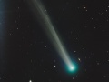 Zdjęcie komety C/2025 R2 (SWAN) wykonane 18 września 2025 roku | fot. Image Credit: Ciel Austral Zielonkawa kometa z długim ogonem na te czarnego nieba | Image Credit: Ciel Austral