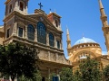 Katedra maronicka św. Jerzego w Bejrucie w tle meczet Mohammada Al-Amina) | fot.  Lebnen18, CC BY-SA 3.0 <https://creativecommons.org/licenses/by-sa/3.0>, via Wikimedia Commons
