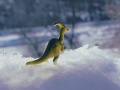 dinozaur zabawka na śniegu