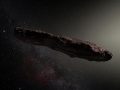 Artystyczna wizja obiektu zwanego ʻOumuamua | Image credit:  ESO/M. KornmesserDerivative: nagualdesign (from an earlier version by Tomruen) (c.f. Masiero (27th October & 2nd November 2017) [10]; Meech et al. (20th November 2017) [11] - Derivative of http://www.eso.org/public/images/eso1737a/ (European Southern Observatory), shortened (65%) and reddened and darkened, CC BY-SA 4.0, https://commons.wikimedia.org/w/index.php?curid=64730303