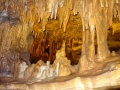 Stalagmity i stalaktyty w jaskini | fot. domena publiczna
