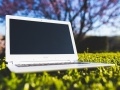 otwarty laptop leży na trawie