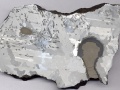 Zdjęcie plastra meteorytu Morasko z widocznymi nodulami  troilitowo-grafitowymi / Fot. Uniwersytet Śląski