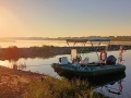 Łódź pontonowa o świcie cumująca przy brzegu rzeki | fot. Weronika Walkowiak