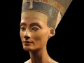 Posążek Nefertiti. Fot. Philip Pikart (Own work) [GFDL (http://www.gnu.org/copyleft/fdl.html) or CC BY-SA 3.0 (http://creativecommons.org/licenses/by-sa/3.0)], via Wikimedia Commons