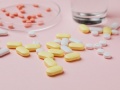 rozrzucone tabletki leżące na stole
