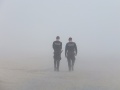 Dwóch policjantów we mgle | fot. Pixabay