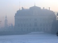 Pałac w Pszczynie przysłonięty smogiem. Według raportu WHO z 2016 roku Żywiec, Pszczyna i Rybnik to najbardziej zanieczyszczone smogiem miasta w całej Unii Europejskiej. Foto: pless.pl