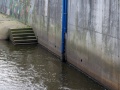 Brudna rzeka płynąca betonowym korytem | fot. Małgorzata Dymowska
