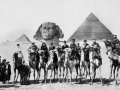 Gertrude Bell pomiędzy Winstonem Churchillem a T.E. Lawrencem podczas konferencji w Kairze 20 marca 1921 roku | Fot. George M. Gergoulas / Newcastle University Library, domena publiczna (Wikimedia Commons)