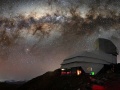 Nocny widon  na górę, na szczycie której stoi Obserwatorium im. Very C. Rubin, na niebie widać Drogę Mleczną | Image credit: Rubin Observatory/NSF/AURA/B. Quint