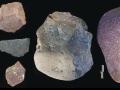 kamienne narzędzia prezentowane na czarnym tle